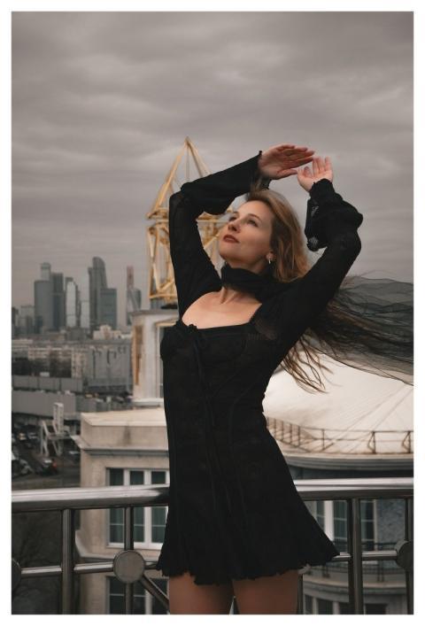 Woman Panorama Hat Black Dress