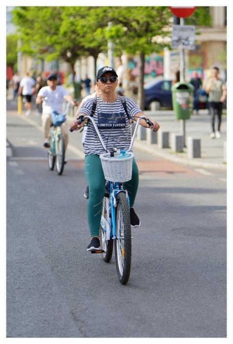 Bicyclists Cyclist Bikes Running