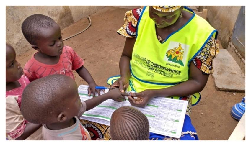 Community health worker, Fatimatou, gives