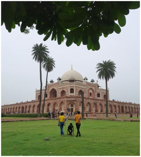 Historic Humayun's Tomb in Delhi with tourists exp