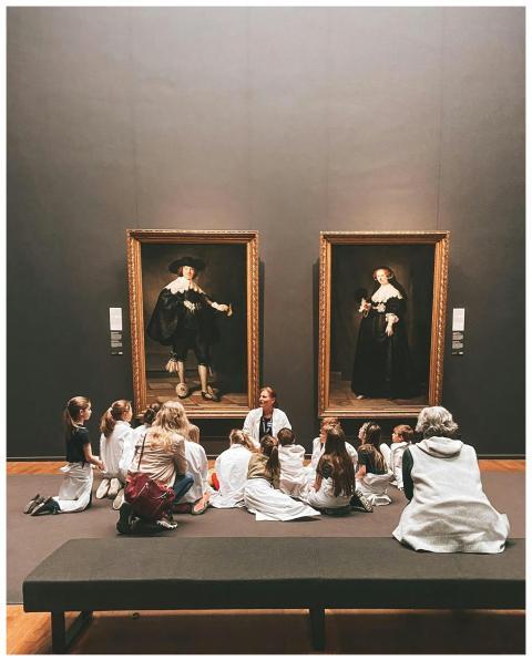 Children's educational group viewing Rembrandt pai