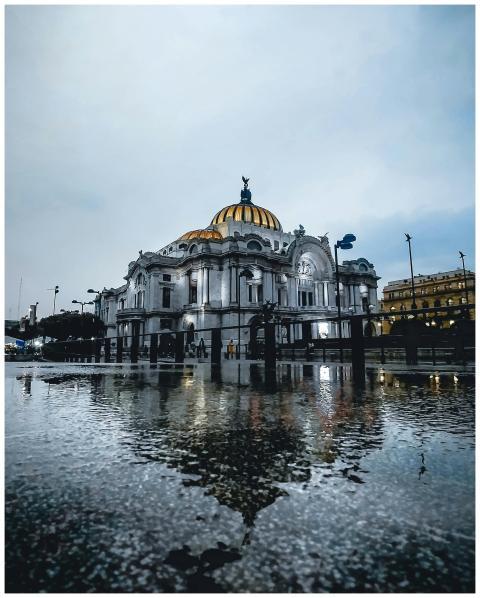 Reflective night view of Palacio de Bellas Artes i