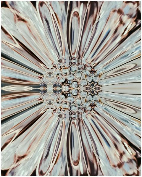 A captivating abstract crystal pattern with geomet