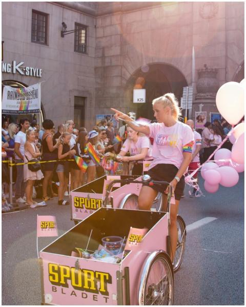 Colorful floats and excited participants at Stockh