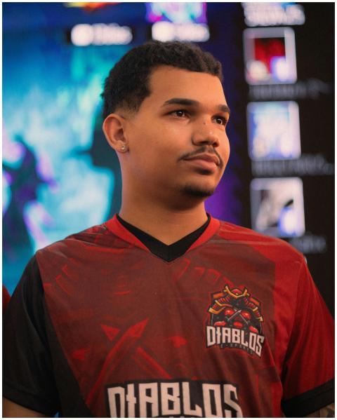 A team member in an e-sports event wearing a Diabl