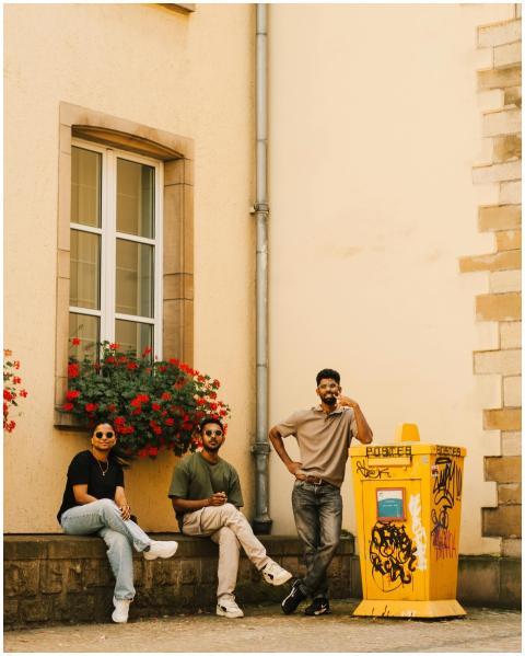 Casual Urban Scene Friends