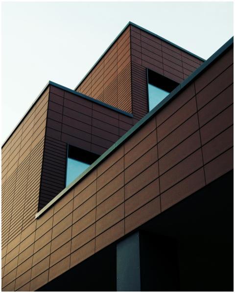 Low-angle view of a contemporary building in Gesch