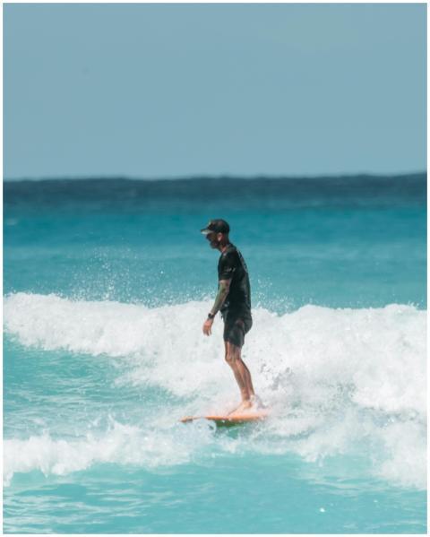 Experience the thrill of surfing in Honolulu, Hawa
