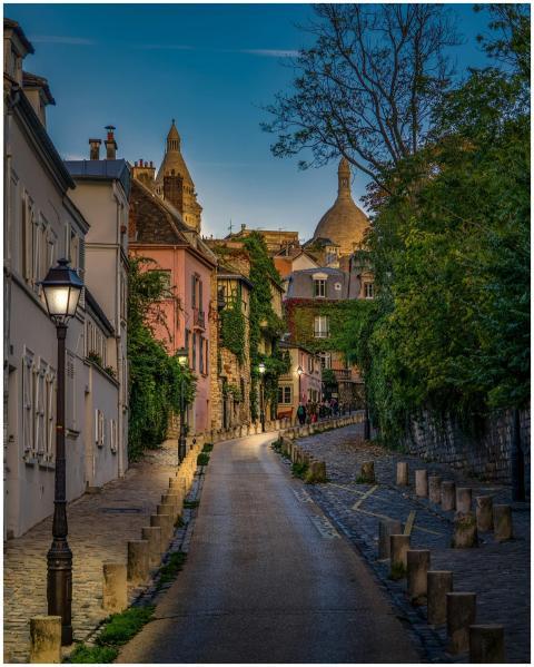 Explore a picturesque evening street in Montmartre