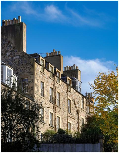 Charming historic stone buildings in Edinburgh und
