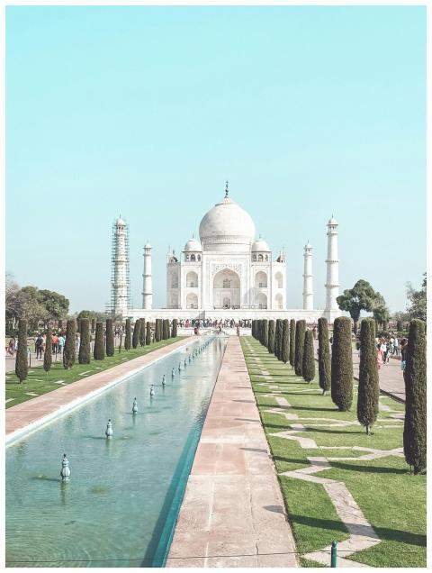 Stunning front view of the Taj Mahal in Agra, Indi