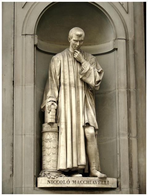 Intricate statue of Niccolò Machiavelli at the Uff