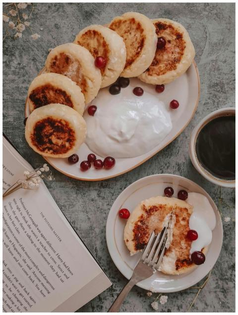 Cozy breakfast scene featuring traditional syrniki