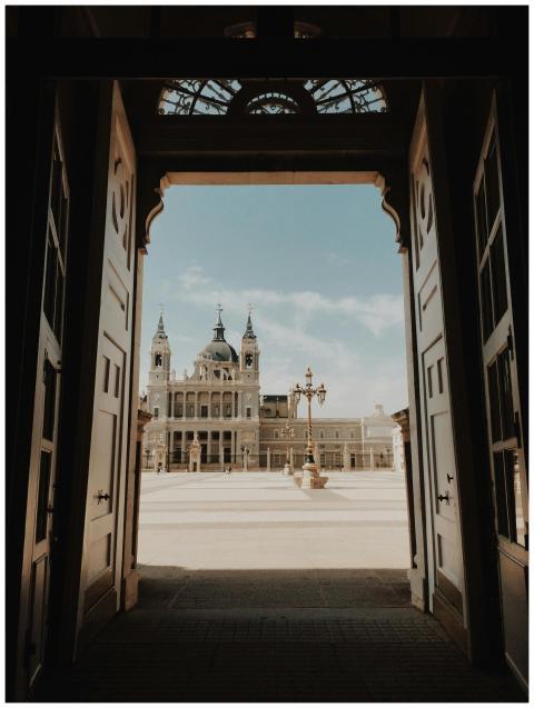 A stunning view of Madrid's Almudena Cathedral fra