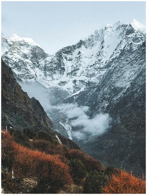 Breathtaking view of a snowcapped mountain range w