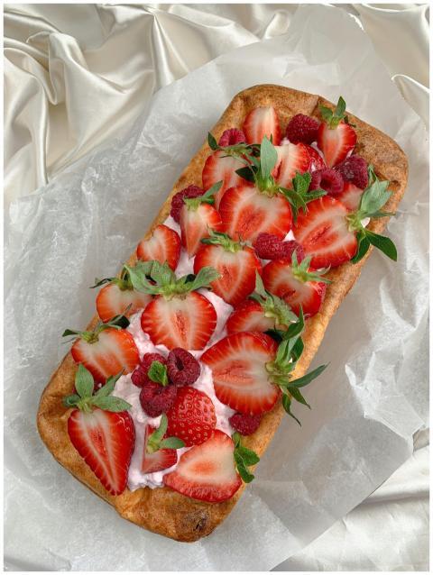 A delicious berry-topped cake with fresh strawberr