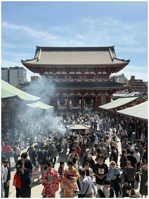 A bustling crowd at the historic Sensō-ji Temple i