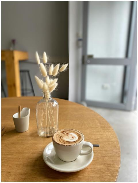 A comforting coffee experience in a minimalist caf