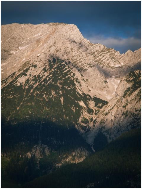 Stunning view of Rakúsko's rugged mountain peak sh