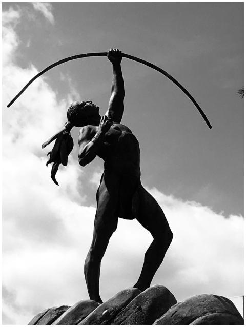 Majestic Statue Bow Under