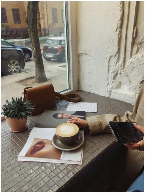 Crop of unrecognizable female tourist in casual we