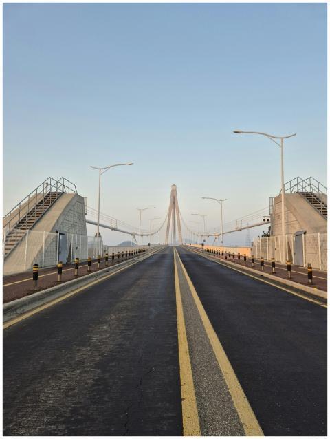 Captivating view of a modern suspension bridge und