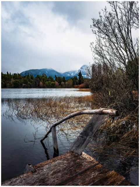 A serene view of a rustic pier in Bariloche with m