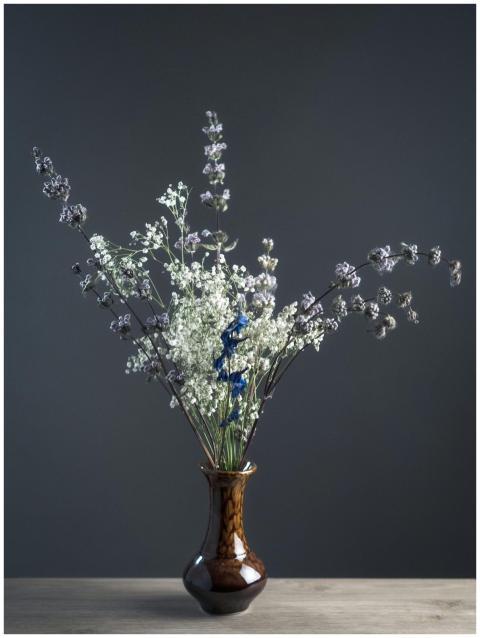 Simple and elegant floral arrangement with delicat