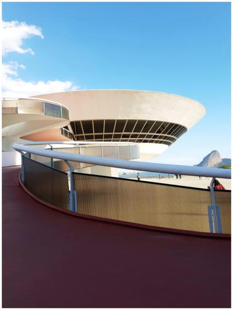 View of the Niterói Contemporary Art Museum with i