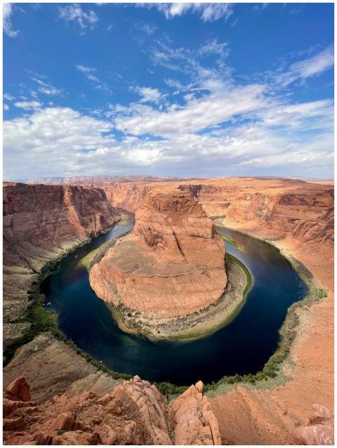 A breathtaking view of Horseshoe Bend with a clear