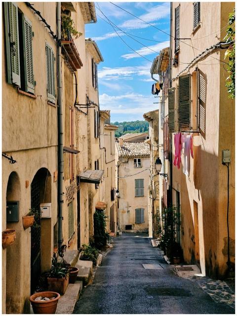 Explore the picturesque narrow streets of Biot, em