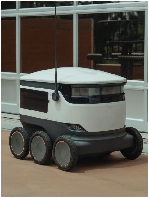 Modern autonomous delivery robot for efficient foo