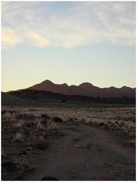 Serene mountain view during sunset, invoking tranq
