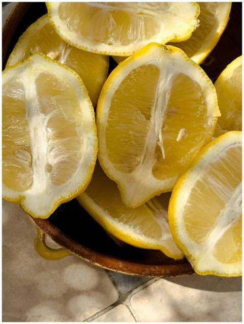 Close-up of fresh lemon slices in a basket with wa