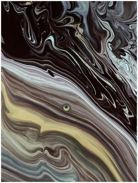 A mesmerizing blend of fluid abstract art with swi