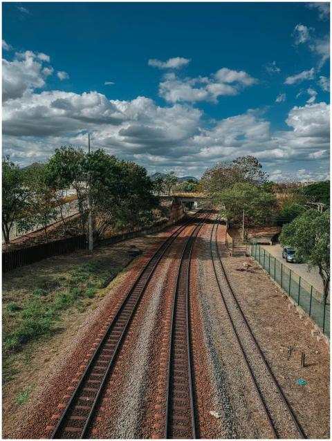 Peaceful railway tracks surrounded by greenery und