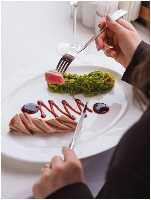 Savoring seared tuna with zucchini noodles on a st