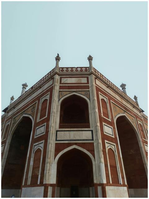 Stunning vertical shot of Humayun's Tomb showcasin