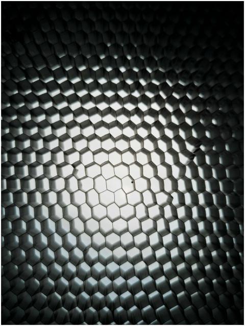 Dynamic geometric honeycomb pattern with metallic