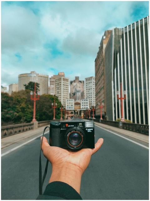 A hand holding a vintage camera in Belo Horizonte,