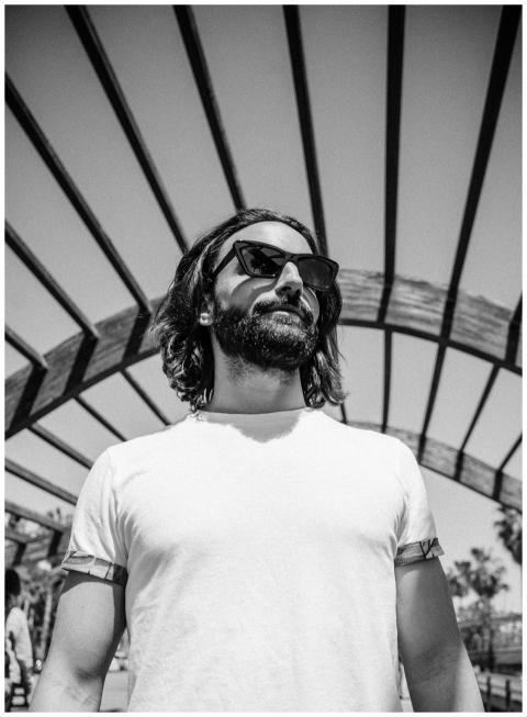 Casual portrait of a man with sunglasses in Barcel