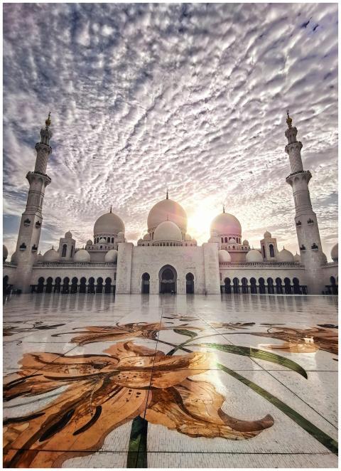 Sunset at the Sheikh Zayed Mosque showcasing stunn