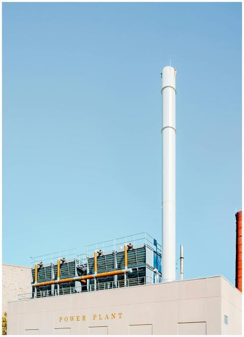 Modern industrial power plant with smokestacks und