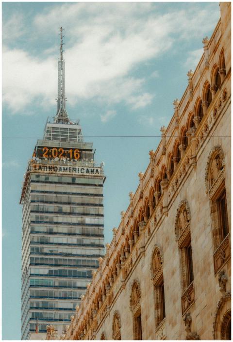 A vintage photo of Torre Latinoamericana with clea
