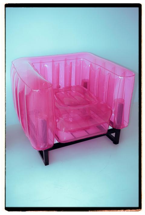 A stylish pink inflatable armchair showcasing mode