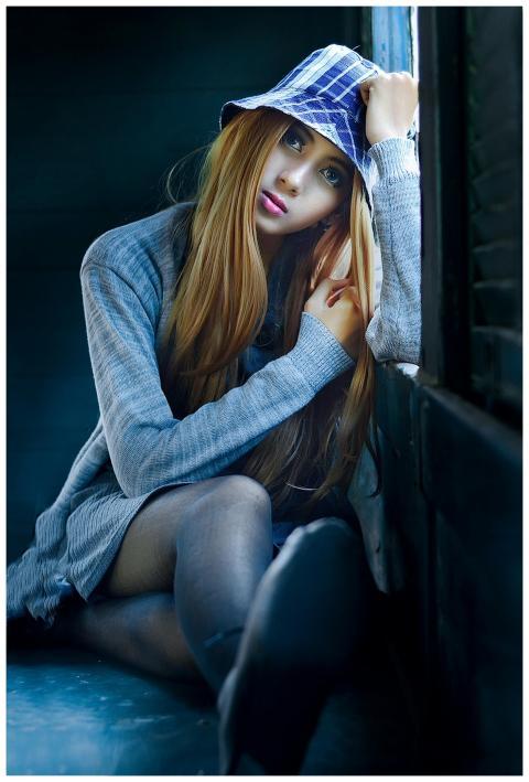 Captivating portrait of a woman with a blue hat, g