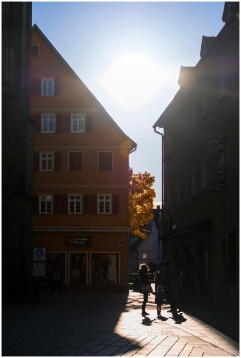 Sunset in Reutlingen captures pedestrians silhouet