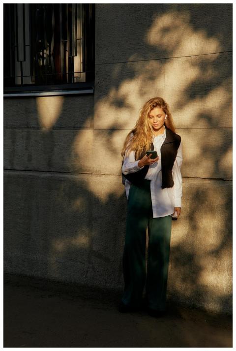 A fashionable woman with a cellphone enjoying an a