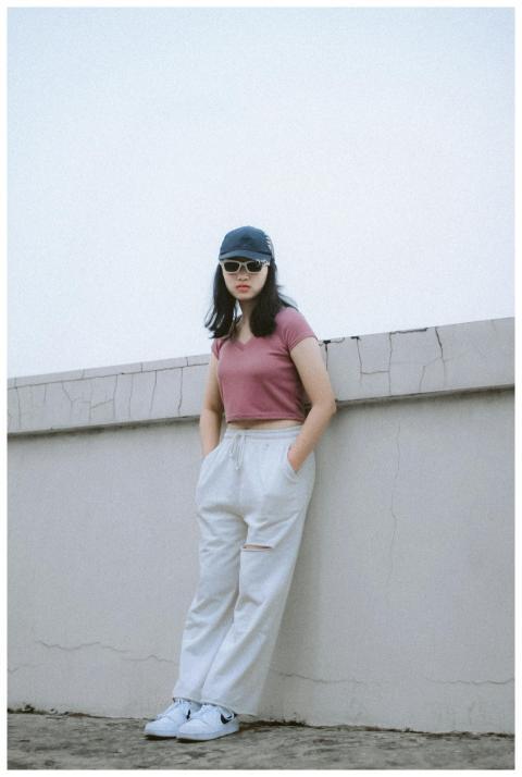 A fashionable woman in casual clothes and sunglass