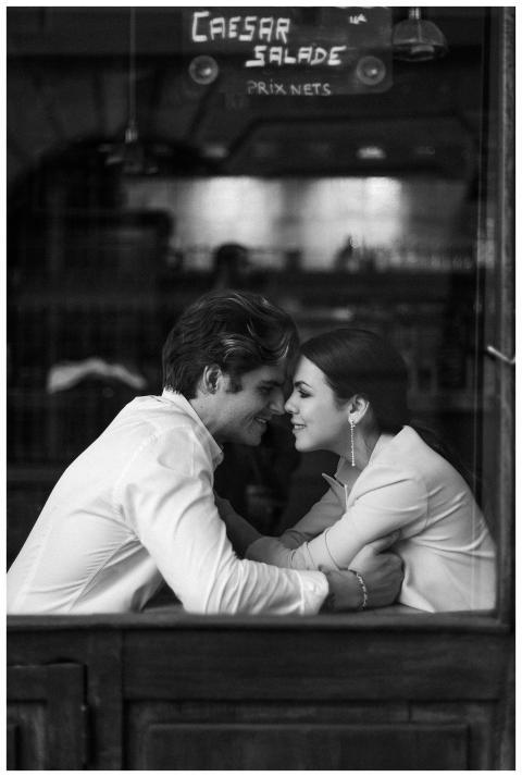 Intimate moment between a couple in a cozy café se